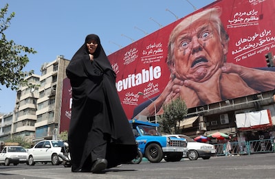 Iraanse ontwerpers gaan helemaal los op Donald Trump: de gekste beelden op een rij