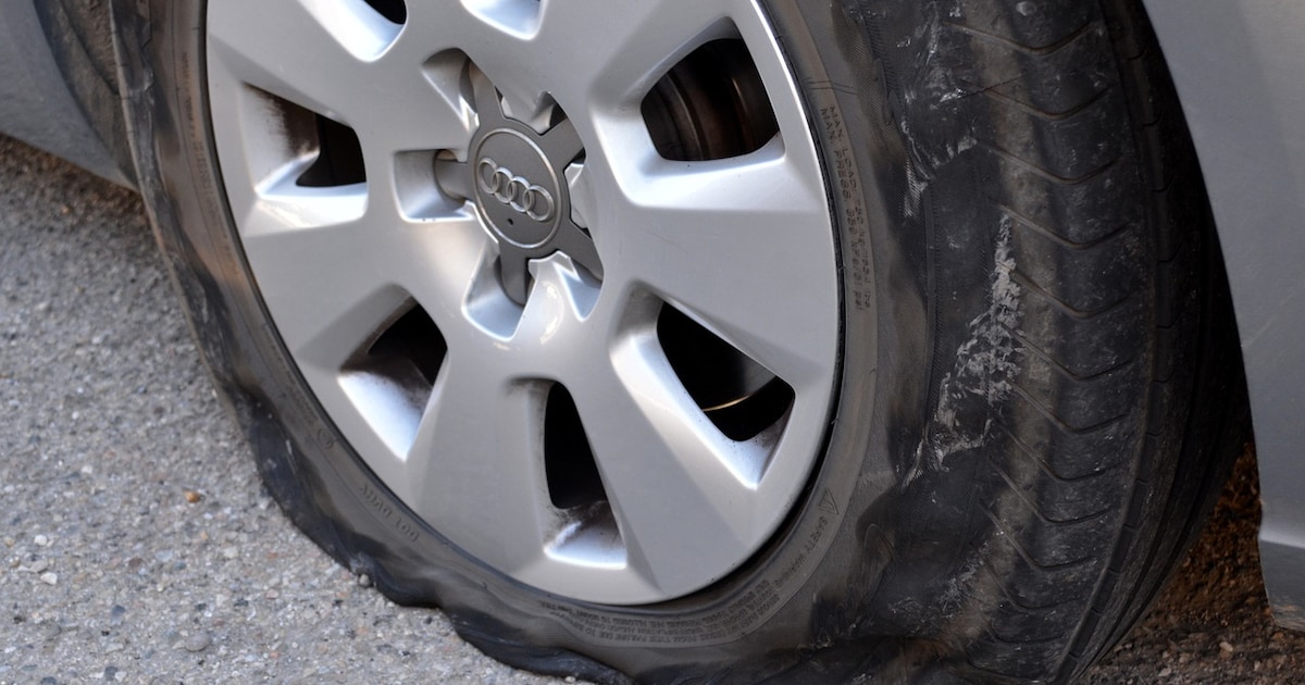 Vrouw knalt steeds tegen stoeprand en komt op andere weghelft, maar heeft niet in de gaten dat ze le