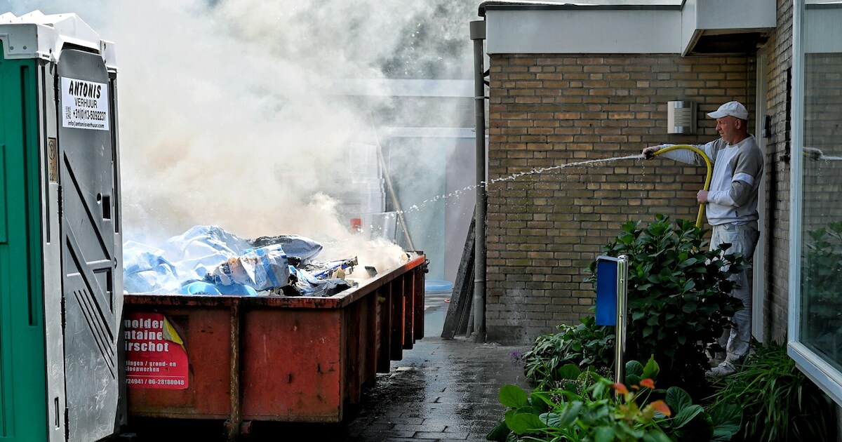 Bouwvakkers schieten met tuinslangen te hulp bij containerbrand in Berkel-Enschot