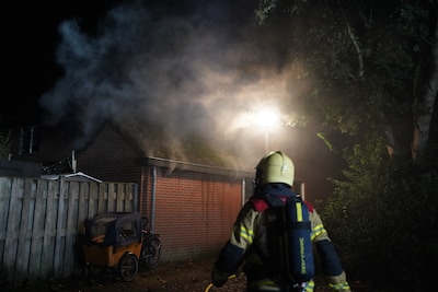 Forse schuurbrand in Kampen, rook trekt ook naastgelegen woning in