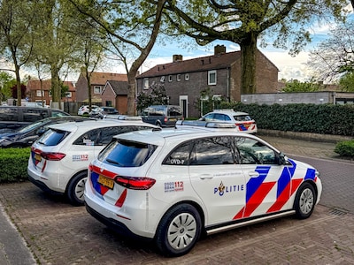 Vrouw belt in paniek aan bij woning voor hulp, groep achtervolgt haar en mishandelt haar: 18-jarige 