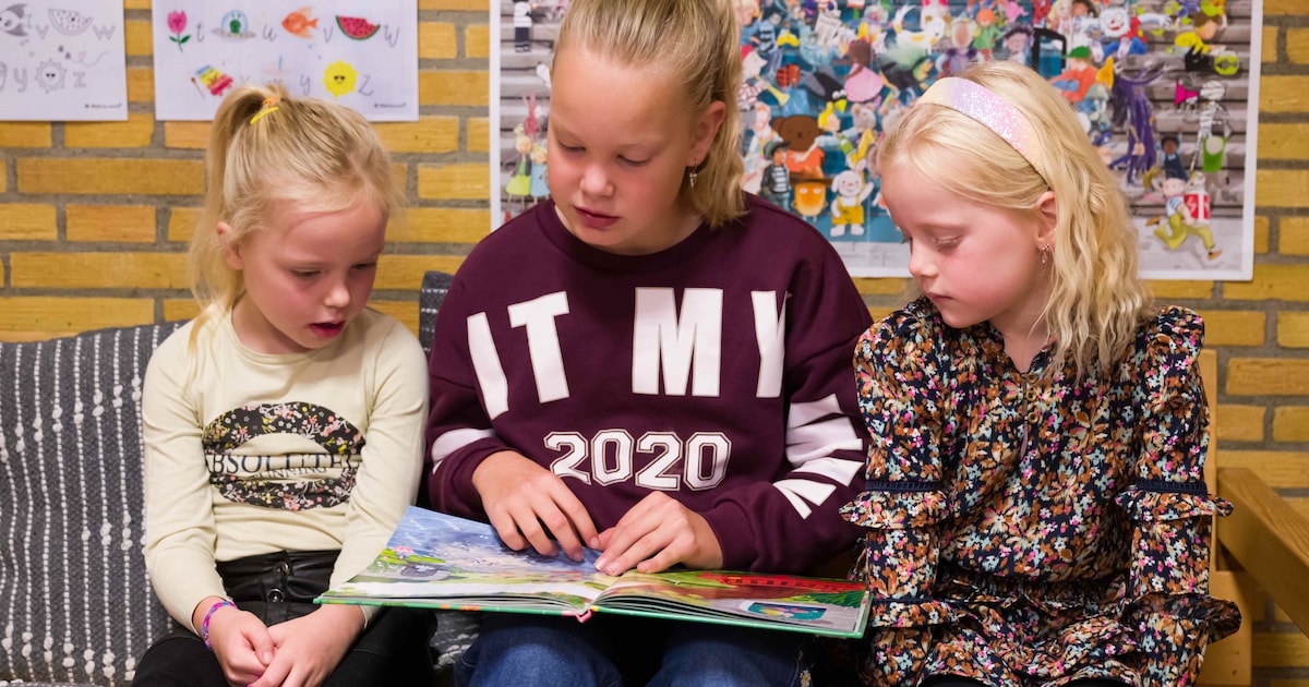 Kinderen ontwerpen eigen maskers in Bibliotheek Schoorl tijdens Kinderboekenweek