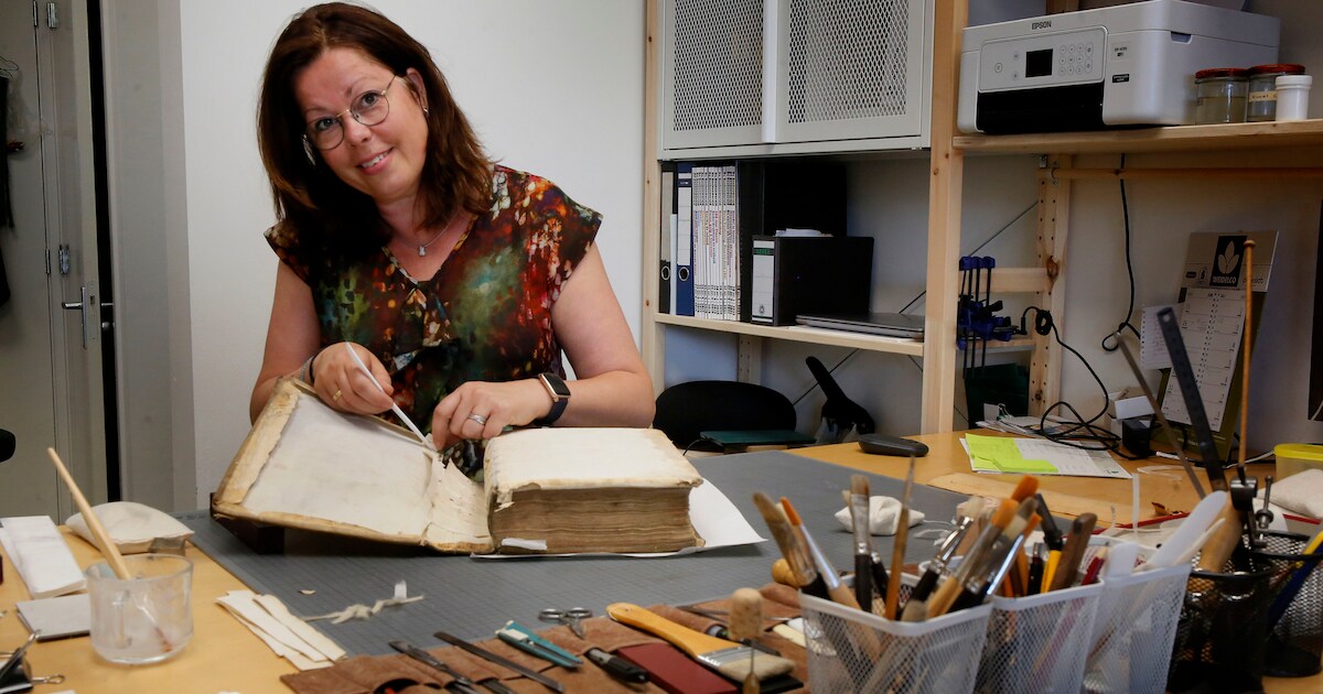 Yvonne is boekrestaurateur en heeft nu eindelijk haar eigen atelier: ‘Soms wel tien uur bezig met ee