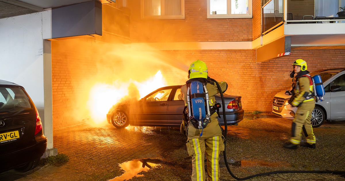 Auto in brand aan Engelenburg in Haarlem, flinke rookontwikkeling