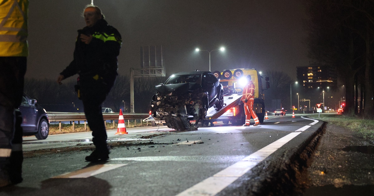 Auto in de kreukels na botsing tegen vangrail op A38 bij Ridderkerk