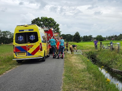 Brandweer helpt vrouw uit sloot na ongeval met driewielfiets in Wageningen