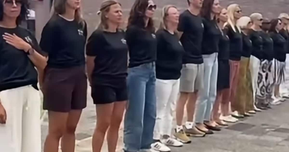 Juffen en meesters trappen nieuw schooljaar af met ludieke stunt: ‘Wij zijn klaar voor de Champions 