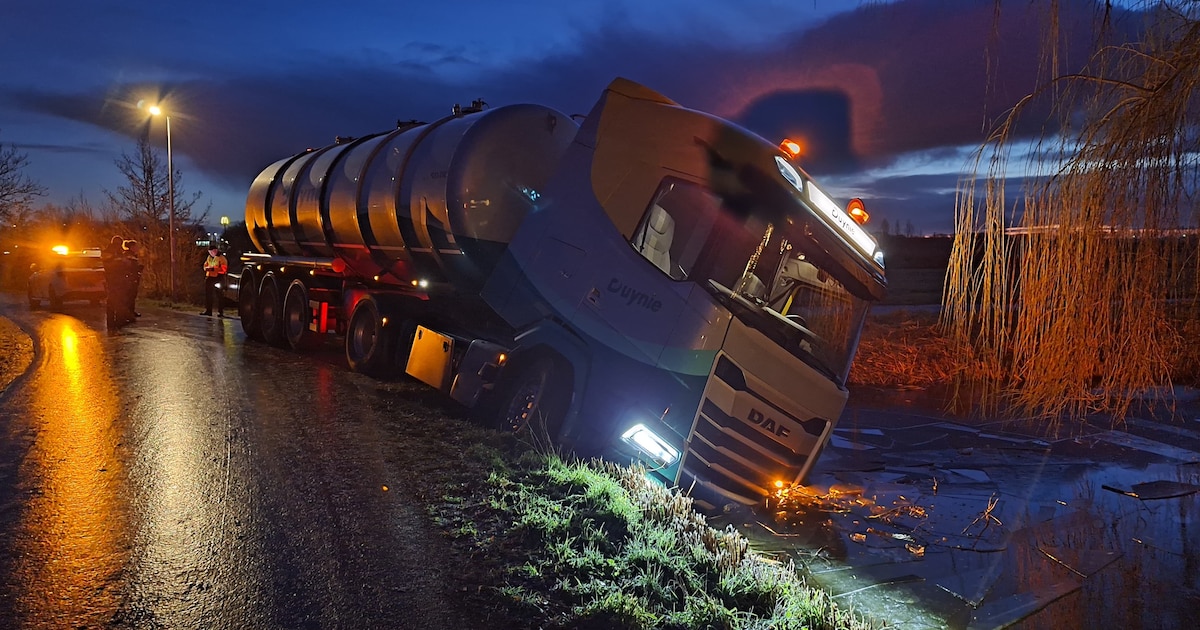 Vrachtwagen bijna in sloot en busje tegen benzinepomp, het is spekglad op de weg: ‘Wees voorzichtig’