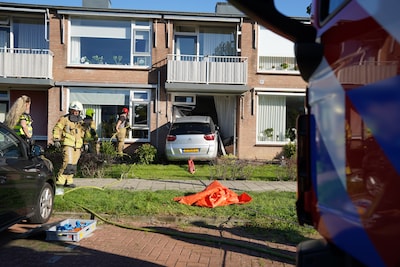 Auto rijdt woning binnen in IJsselmuiden, huis fors beschadigd