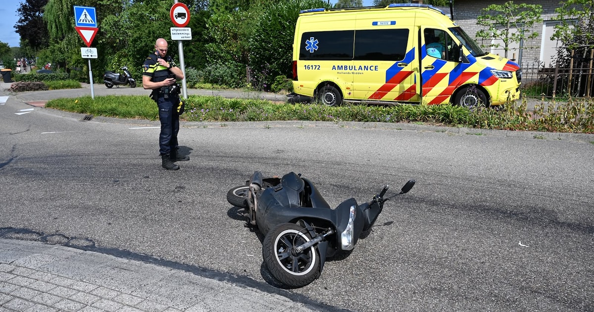 Scooterrijder gewond na aanrijding op rotonde in Zoeterwoude
