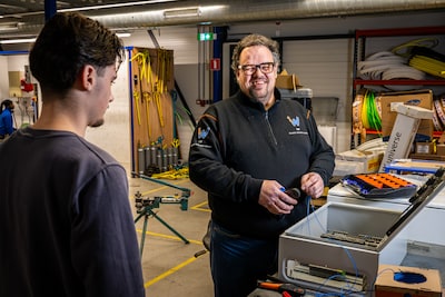 Kevin maakt jongeren warm voor techniek: ‘Sommigen hielden nog nooit een schroevendraaier vast’