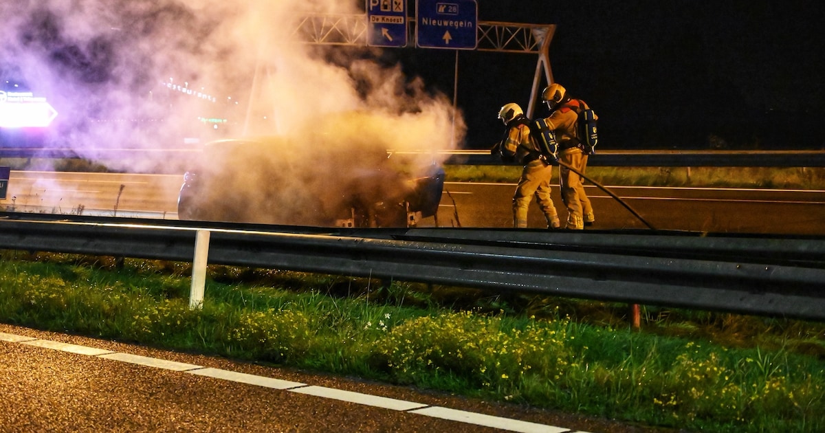 Auto vliegt in brand op A27 bij Nieuwegein, rijstrook vlak voor ochtendspits weer open