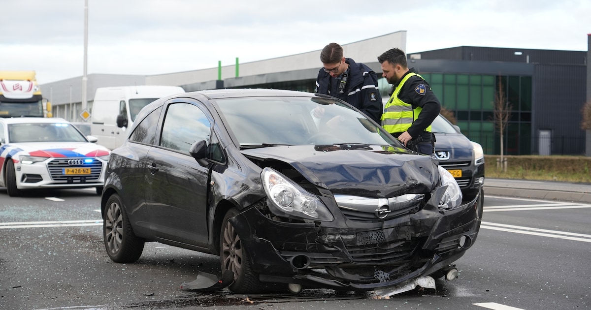 Auto’s botsen achter op elkaar in Rijen, bestuurder gewond naar ziekenhuis
