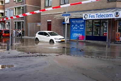 Crooswijkseweg overstroomt, auto’s weggezakt in grote plas
