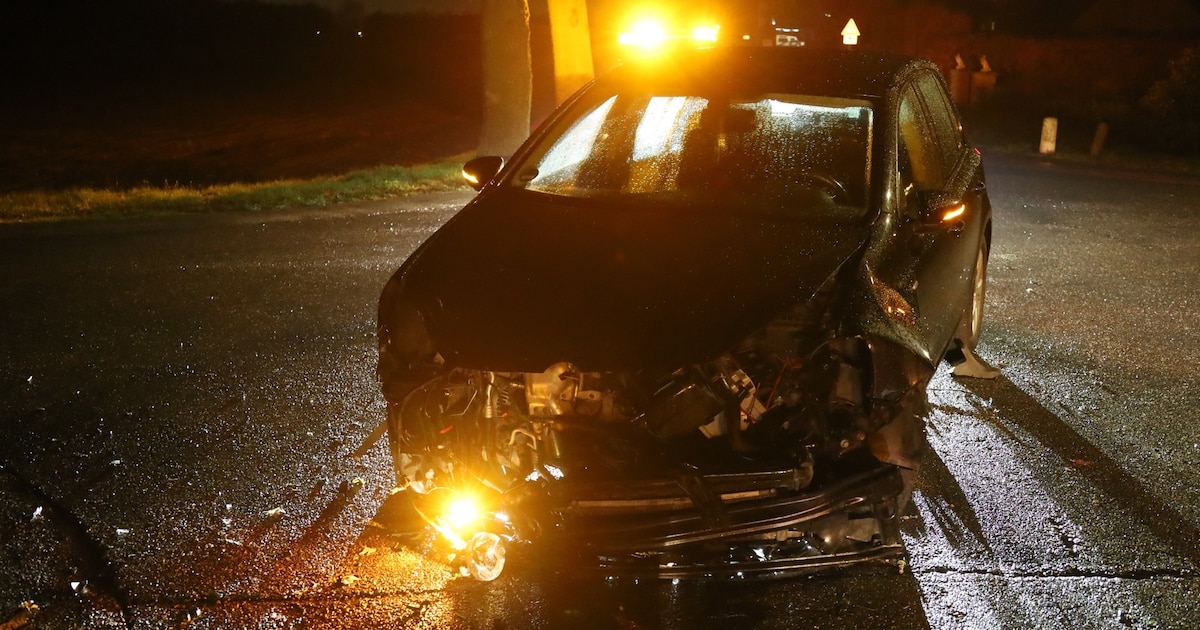 Auto en bestelbus klappen op elkaar in Venhorst