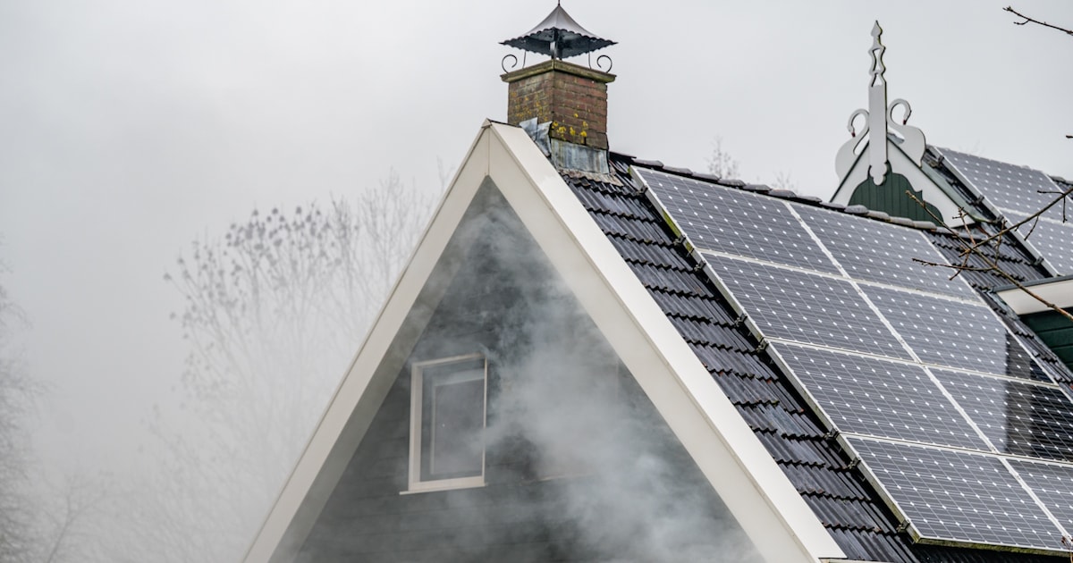 Brand uitgebroken in schoorsteen in woning in De Trieme, ook overgeslagen naar eerste verdieping