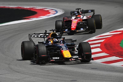Max Verstappen in niemandsland in eindfase race, Lewis Hamilton kan eerste Ferrari-zege ruiken