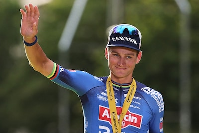 Mathieu van der Poel emotioneel en helemaal leeg na zege in Parijs: ‘Ik wilde dit zo graag, sinds vorig jaar al’