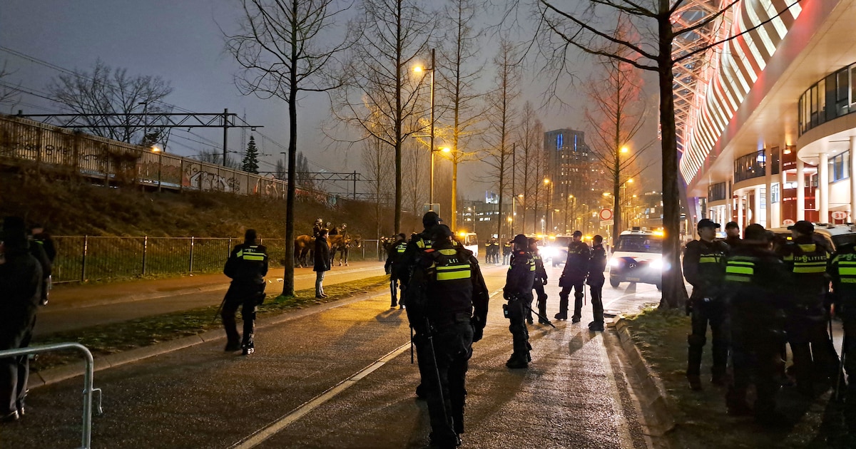 Demonstratie bij gemeentehuis Wijdemeren loopt uit de hand, ME grijpt in