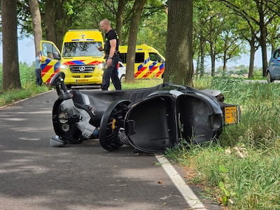 Voetganger en scooterrijder gewond bij botsing op fietspad N224