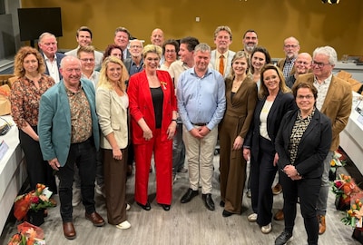 In Aalten zijn 21 gemeenteraadsleden geïnstalleerd: ‘U krijgt de portemonnee en sleutel van de gemee