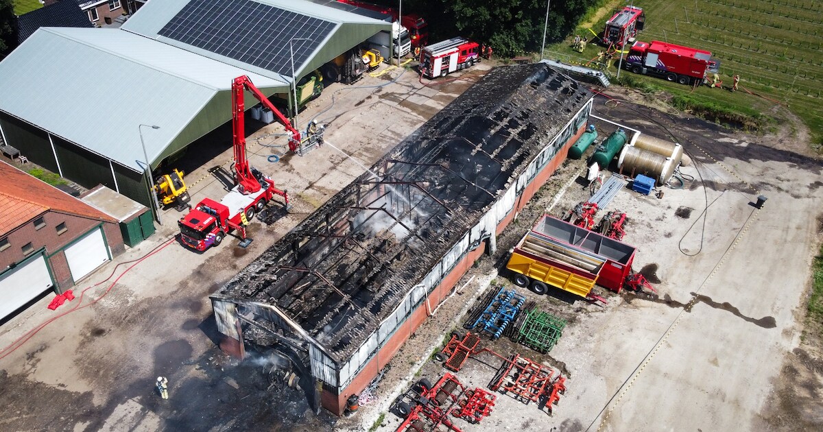 Loods vol landbouwvoertuigen verwoest in Valthermond, NL-alert ...