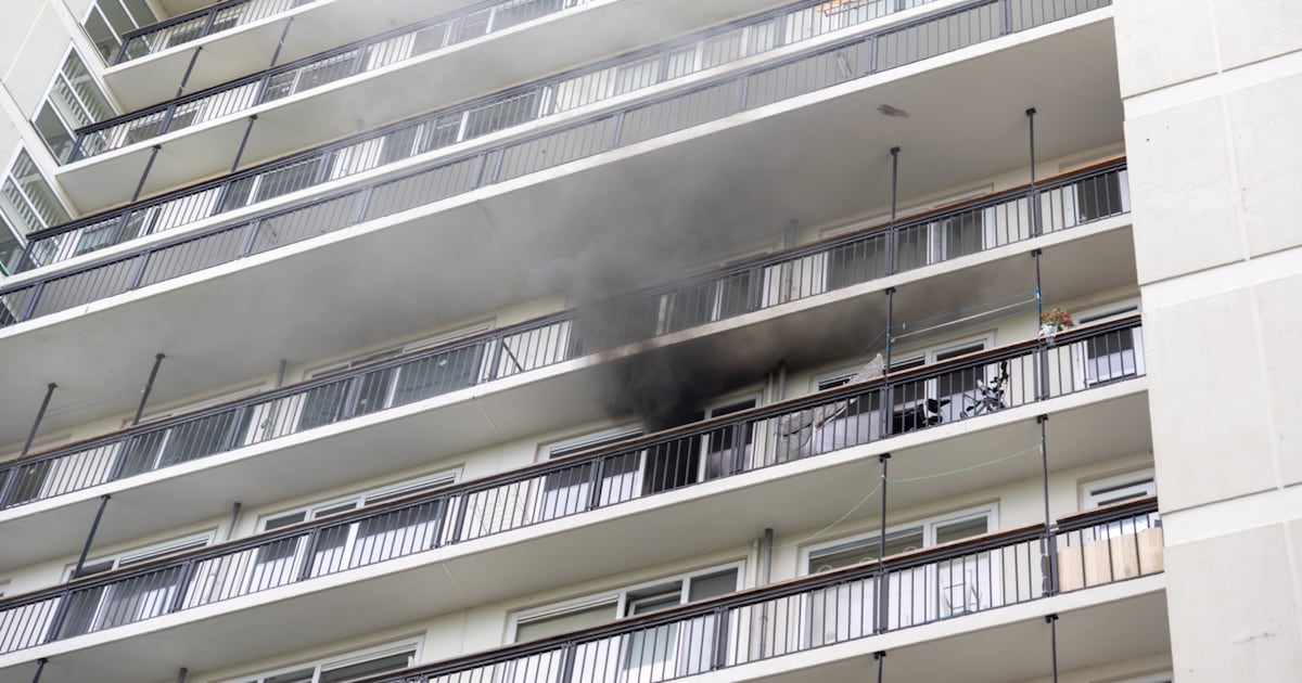 Zwarte rook bij brand in flat aan Dirk de Derdelaan in Vlaardingen ...