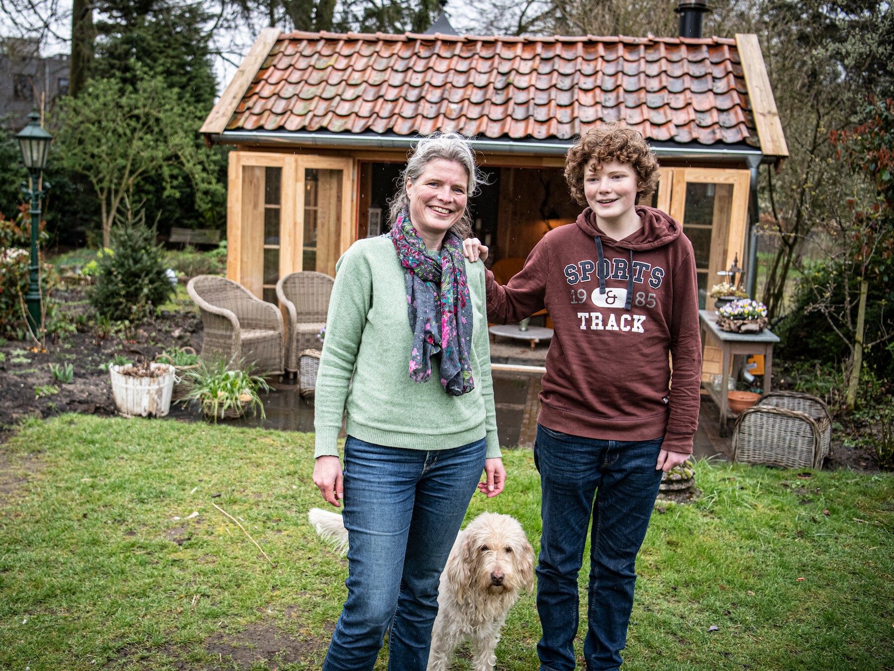 Marlies Karman (48) met jongste zoon en tuinhuisje, heeft een jaar in isolatie gezeten omdat ze taaislijmziekte heeft en twee weken geleden via haar huisarts een spillagevaccin gekregen.
