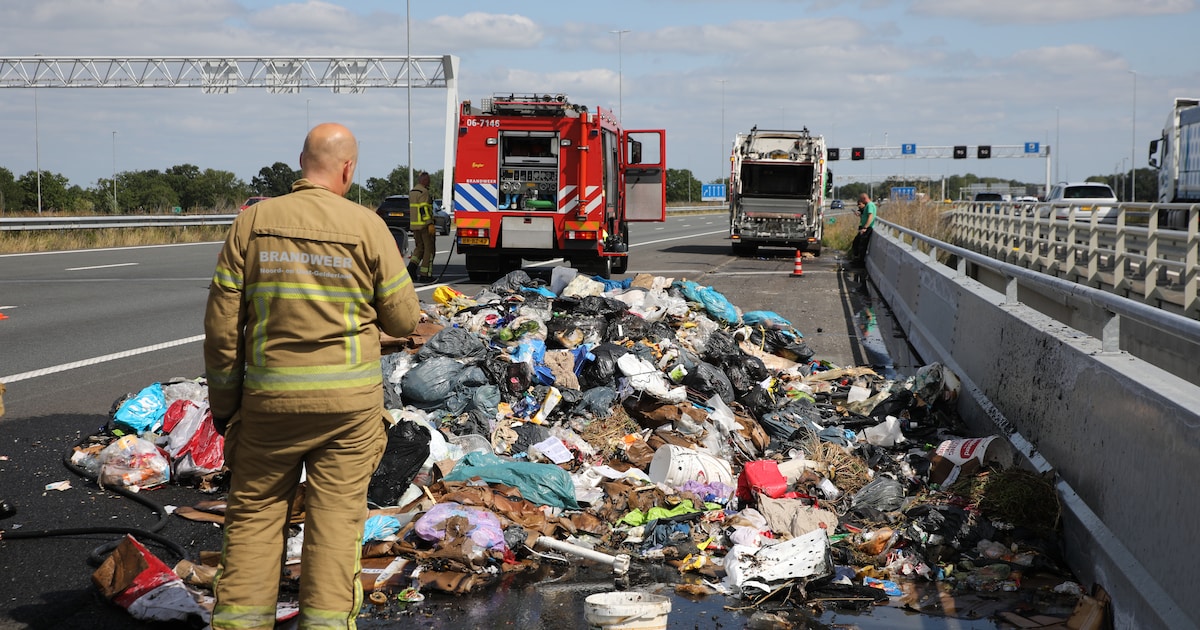 Vuilniswagen dumpt brandend afval op A1 bij Apeldoorn