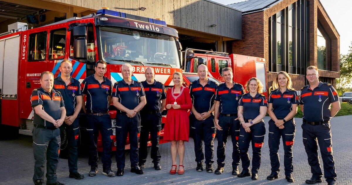 Brandweervrijwilligers in Voorst gehuldigd voor jarenlange inzet