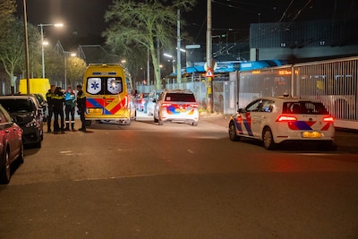 Ruzie in woning in Arnhem: man (23) in been gestoken, twee aanhoudingen