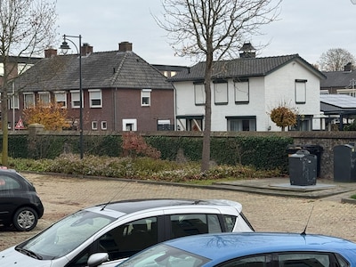 Historische kloostermuur Bemmel raakt in verval door klimop, bewoners maken zich opnieuw zorgen