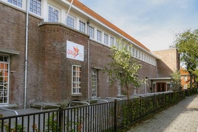 Amsterdamse schooldirecteur verstrekte sinds 2023 bijna 1 miljoen euro aan familiebedrijven