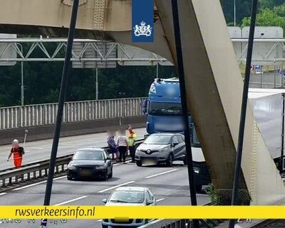 Twee rijstroken op Van Brienenoordbrug dicht na ongeluk met meerdere voertuigen