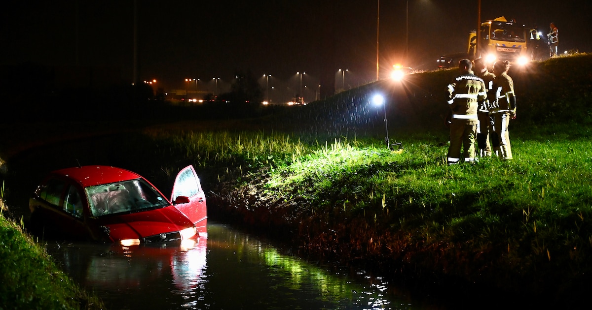 Automobilist rijdt water in naast afrit A27 bij Nieuwegein