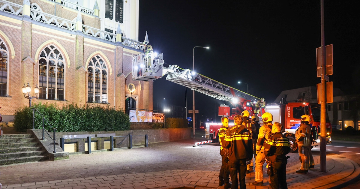 Foutje bedankt! Brandweer rukt uit na ‘rook’ bij toren Oude Kerk: reden blijkt condens van cv-instal