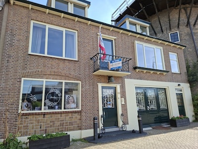 Wonen naast een molen: in dit Goudse grachtenpand kan het