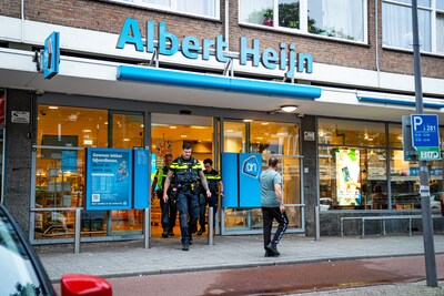 Medewerker van Albert Heijn neergestoken in Charlois, collega’s houden verdachte in bedwang