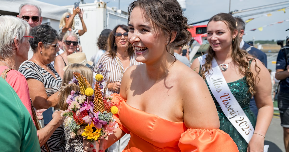 Meneer De Jonge uit Bruinisse kijkt vol nieuwsgierigheid wie Miss Visserij 2026 is. © Sandra Schimme