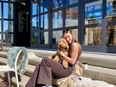 Fluffy ontmoetingen in Nijmegen: Demi loopt met soms wel 30 labradoodles langs de Waal