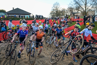 Schaijkse Mirne Kling rijdt naar brons op NK Veldrijden in Volkel: ‘Je moet het helemaal alleen doen