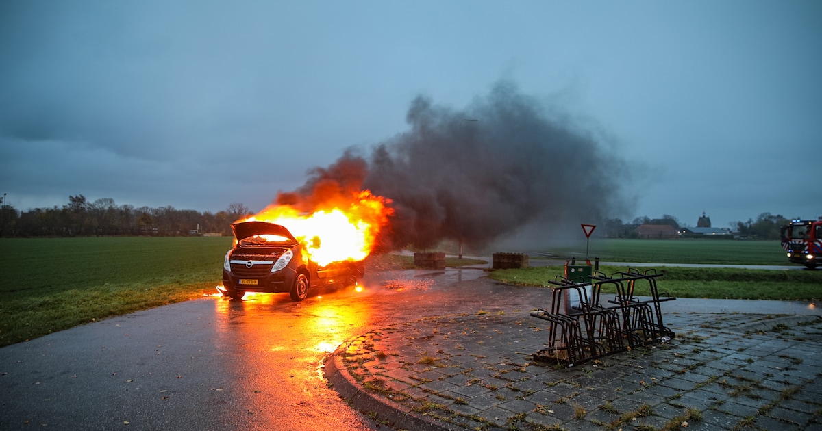 Bestelbus uitgebrand op de Oude Rijksweg in Scheemda