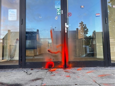 Veertien arrestaties, onder wie enkele tieners, bij grimmig azc-protest in Opheusden