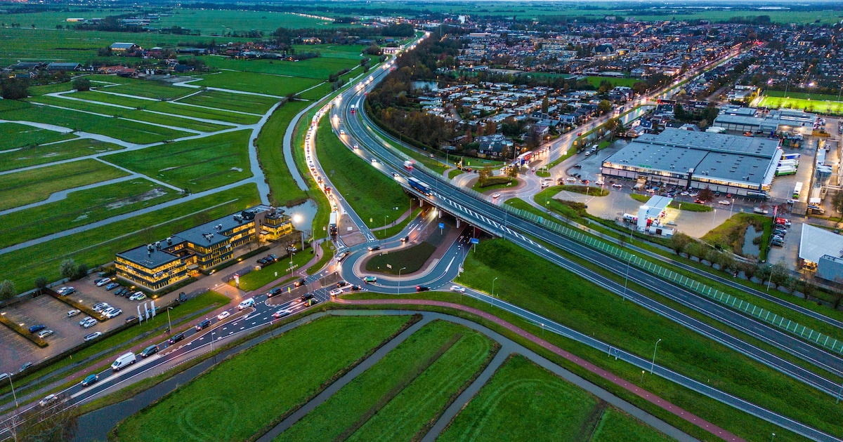 OM wil werkstraf voor drietal na projecteren van discriminerende teksten langs A12: ‘Maak blanke kin