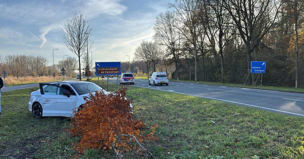 Auto en bestelbus in botsing op de Waterlandseweg in Almere