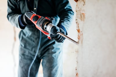 Tot hoe laat mag je klussen in huis? Dit zijn de (ongeschreven) regels