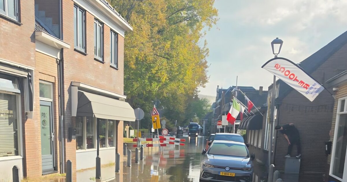 Waterleidingbreuk zet straat in Barendrecht onder water, bloemen voor ...