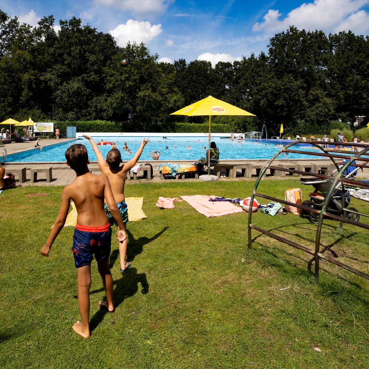 Vaste gasten reageren op overlast bij zwembad in Someren: 'Pak de  brandslang en spuit ze nat' | Someren | AD.nl