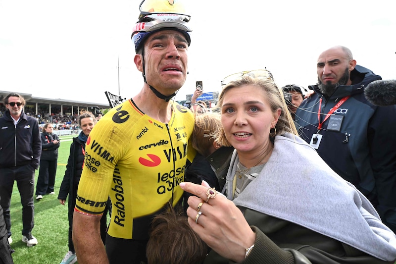 Wout van Aert maakt loopbaan compleet in koers waarin acht jaar geleden  zijn ploeggenoot overleed | Sport | AD.nl