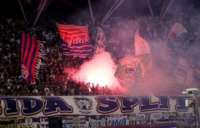 LIVE Conference League | Duel Ajax ligt stil door gigantisch veel vuurwerk: ploegen zoeken de kleedkamers op